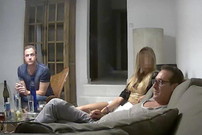 Imatge de Strache amb l’oligarca russa a la reunió a Eivissa.