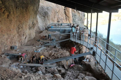 Excavaciones en el yacimiento de la Roca dels Bous, en Sant Llorenç de Montgai, en la Noguera.