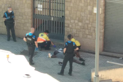 Moment en el qual els sanitari van atendre ‘in situ’ el ferit en l’aldarull a la plaça de l’Ereta.