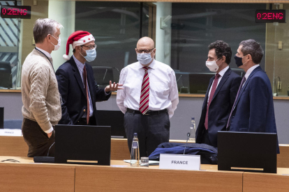 Els ambaixadors davant de la Unió Europea es van reunir el dia 25 fins i tot amb gorros nadalencs.