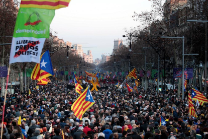 Desenes de milers de persones van atapeir ahir la Diagonal de Barcelona en una gran manifestació.