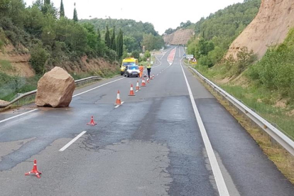 El desprendimiento de una roca obligó a restringir ayer la circulación de la carretera C-14 en Bassella. 