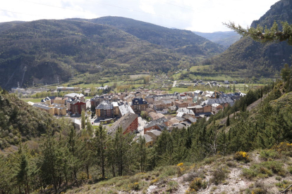 Vista panoràmica de la capital de l’Alta Ribagorça des de la carretera als nuclis d’Irgo i Gotarta.