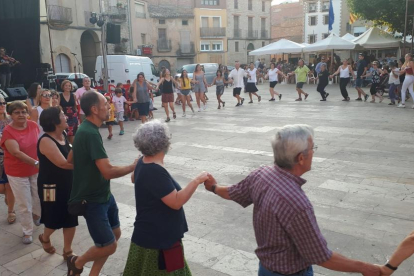 La sardana compitió ayer por la tarde con la jota en la plaza de la Vila de La Granadella.