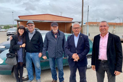 Gómez, con los miembros del Casal d’Amistat amb Cuba de Lleida. 