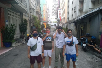 los jóvenes, protegidos con máscaras, en Vietnam