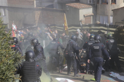 La carga de los antidisturbios contra los manifestantes en la calle la Parra,