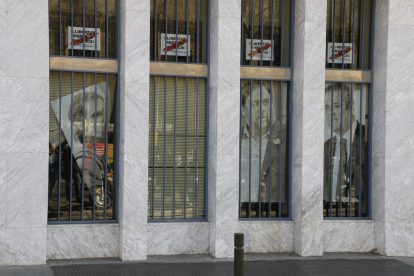 Els cartells dels presos al Departament d'Agricultura mentre retiren el retrat de Jordi Cuixart aquest divendres.