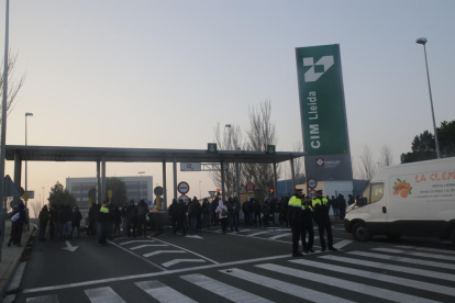 A primera hora del matí, piquets van bloquejar el CIM Lleida.