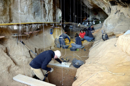Arqueólogos del quipo del IPHES en la Cova de les Llenes.