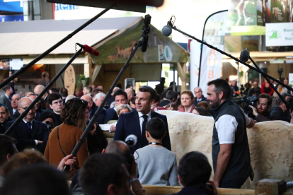Macron va recórrer ahir el Saló de l’Agricultura de París enmig d’una gran expectació mediàtica.
