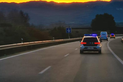 Imagen del convoy por la autopista a su paso por la provincia de Lleida.
