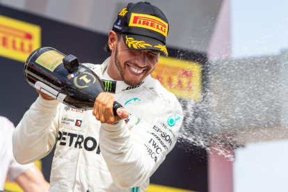 Hamilton celebra su victoria ayer en Francia, en un Mundial en el que no está teniendo rival.