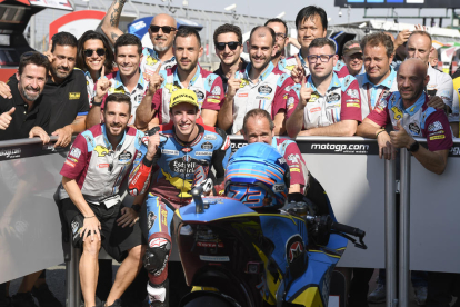 Marc Màrquez celebra su ‘pole’ en el circuito del Silverstone, la 60 desde su debut en el Mundial.