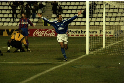 Gerard Escoda celebra un gol durant la seua etapa de futbolista a la UE Lleida.