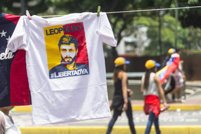 Imagen de una camiseta en favor del líder opositor venezolano.