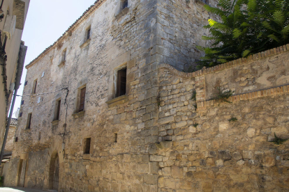 Vista de la façana de Cal Miró, al centre de Nalec.
