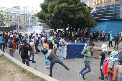 Enfrontaments entre opositors i membres de la Guàrdia Nacional Bolivariana, ahir a Caracas.