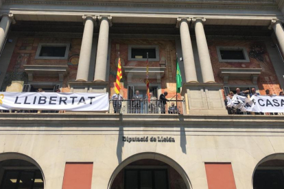 La Diputació de Lleida penja una pancarta en suport als "presos polítics"