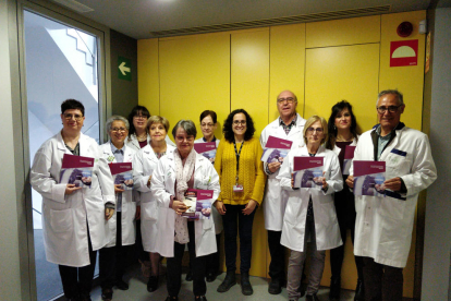 Voluntarios de la AECC de Lleida visitando el IRBLleida. 