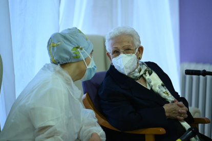 Moment en què la infermera Idoia Crespo va injectar la vacuna a Josefa Pérez, ahir, a l’Hospitalet.