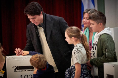 Justin Trudeau emite su voto junto a su familia.
