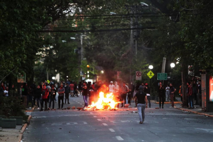 Manifestantes prende fuego a una barricada en una calle del barrio de Providencia, en Santiago.