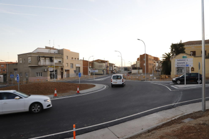 Cotxes circulant ahir per la nova rotonda d’Alcarràs i l’accés tancat al carrer Major.