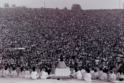 Multitudinària cerimònia inaugural de Woodstock, amb el discurs del guru Swami Satchidananda.