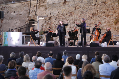 Un momento del concierto “Cordes a l’aire, veus al vent”, ayer en la plaza de la Sardana. 