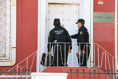 Dos agents de la Policia Nacional entren al despatx de l’advocat Gonzalo Boye.