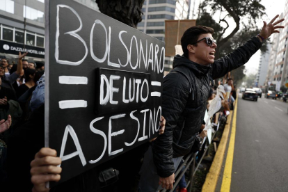 Portesta contra el presidente brasileño en Lima, Perú.
