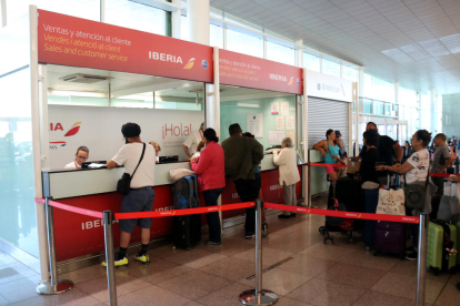 Taulell de reclamacions d’Iberia a l’aeroport del Prat, ahir dissabte.