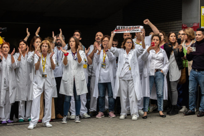 Sanitaris demanen la llibertat dels independentistes presos davant la visita de Sánchez, ahir.