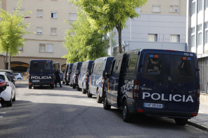 Furgons de la Policia Nacional a Lleida després de l'1-O.