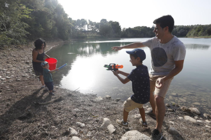 Una familia combate el calor jugando con agua.