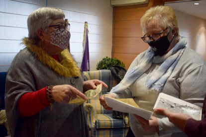 Elena Bobillo, Juanita Sánchez, Amparo Albà, Alexa Berenguer, Maria Molina, Clemente i Enriqueta Palomares (a la fila superior) i a sota Montse Albà, Lourdes, Paquita Jiménez, Glòria Batlle, Dolores Carreño i Pepita Solé, amb la Tribuna del Ca ...