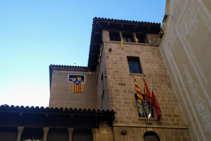 La Junta Electoral dóna 24 hores per retirar els símbols independentistes de la façana de l'ajuntament de Lleida