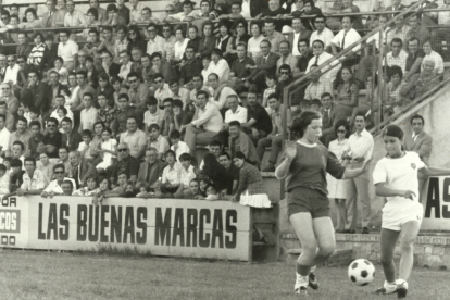 Elena Bobillo, Juanita Sánchez, Amparo Albà, Alexa Berenguer, Maria Molina, Clemente i Enriqueta Palomares (a la fila superior) i a sota Montse Albà, Lourdes, Paquita Jiménez, Glòria Batlle, Dolores Carreño i Pepita Solé, amb la Tribuna del Ca ...