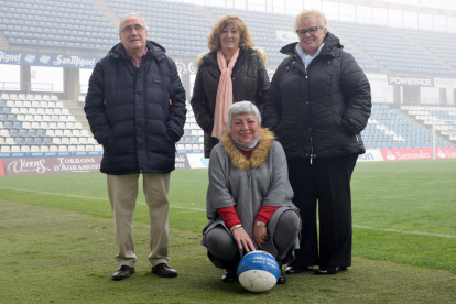 Elena Bobillo, Juanita Sánchez, Amparo Albà, Alexa Berenguer, Maria Molina, Clemente i Enriqueta Palomares (a la fila superior) i a sota Montse Albà, Lourdes, Paquita Jiménez, Glòria Batlle, Dolores Carreño i Pepita Solé, amb la Tribuna del Ca ...