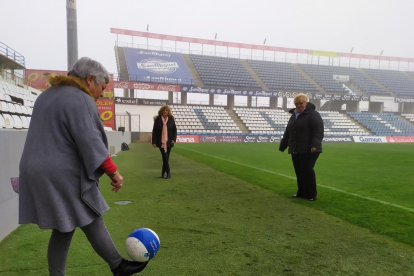 Elena Bobillo, Juanita Sánchez, Amparo Albà, Alexa Berenguer, Maria Molina, Clemente y Enriqueta Palomares (en la fila superior) y debajo, Montse Albà, Lourdes, Paquita Jiménez, Glòria Batlle, Dolores Carreño y Pepita Solé, con la Tribuna del  ...