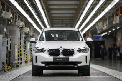 El primer BMW iX3 totalment elèctric va abandonar la línia de producció en l'aliança d'empreses BMW Brilliance Automotive (BBA) a Shenyang, a la Xina.