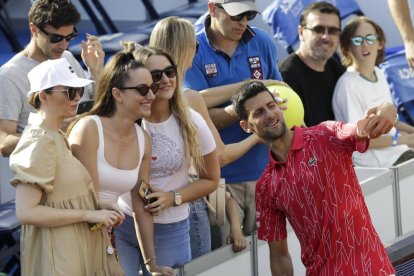 Djokovic se hace un selfie durante el torneo que ha terminado siendo un foco de infección.