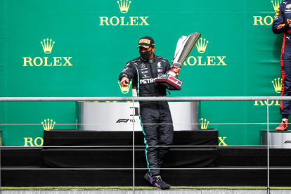 Lewis Hamilton celebra un nuevo triunfo en el Mundial, el quinto en siete carreras.