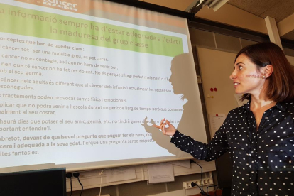 La psicòloga Àngels Llorens, d’Afanoc Lleida, en una sessió d’assessorament educatiu.