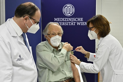 Un dels primers ciutadans d’Àustria a rebre la vacuna contra la Covid, ahir a Viena.