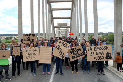 Manifestantes contra el proyecto del vertedero marcharon ayer desde Riba-roja d’Ebre. 