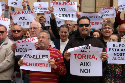 Manifestants contra el projecte de l’abocador van marxar ahir des de Riba-roja d’Ebre.