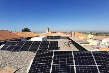 Plafons al consistori - L’ajuntament de Sidamon compta des del març amb plaques fotovoltaiques a la teulada, una instal·lació que ha permès aconseguir en tres mesos un estalvi del 30% en la factura de la llum de l’equipament.