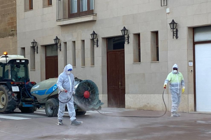 Operaris de la brigada de Torre-serona netejant els carrers de la població.